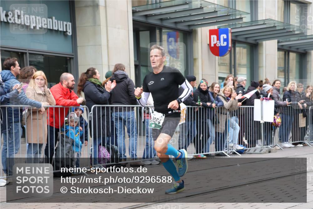 05.10.2025 - 20. swb-Marathon Bremen Strokosch-Dieckow http://msf.ph/oto/9296588 05.10.2025 13:02:34 Ziel 45, 288, 539, 2141, 2585, 2939, 3054, 3197, 3381, 4274, 4629, 45, 288, 539, 2141, 2585, 2939, 3054, 3197, 3381, 4274, 4629 meine-sportfotos.de