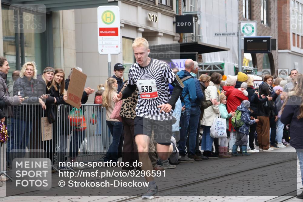 05.10.2025 - 20. swb-Marathon Bremen Strokosch-Dieckow http://msf.ph/oto/9296591 05.10.2025 13:02:37 Ziel 45, 288, 539, 2036, 2141, 2585, 2939, 3054, 3197, 3381, 4274, 4629, 7675, 45, 288, 539, 2036, 2141, 2585, 2939, 3054, 3197, 3381, 4274, 4629, 7675 meine-sportfotos.de