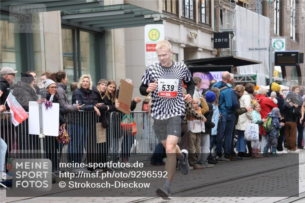 05.10.2025 - 20. swb-Marathon Bremen Strokosch-Dieckow http://msf.ph/oto/9296592 05.10.2025 13:02:37 Ziel 45, 288, 539, 2036, 2141, 2585, 2939, 3054, 3197, 3381, 4274, 4629, 7675, 45, 288, 539, 2036, 2141, 2585, 2939, 3054, 3197, 3381, 4274, 4629, 7675 meine-sportfotos.de