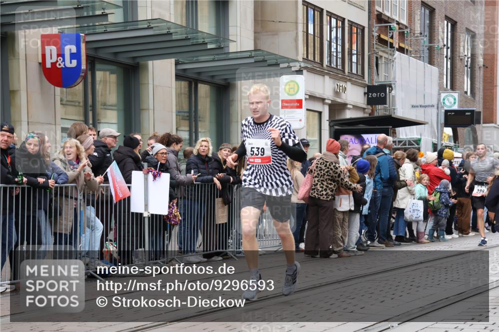 05.10.2025 - 20. swb-Marathon Bremen Strokosch-Dieckow http://msf.ph/oto/9296593 05.10.2025 13:02:37 Ziel 45, 288, 539, 2036, 2141, 2585, 2939, 3054, 3197, 3381, 4274, 4629, 7675, 45, 288, 539, 2036, 2141, 2585, 2939, 3054, 3197, 3381, 4274, 4629, 7675 meine-sportfotos.de
