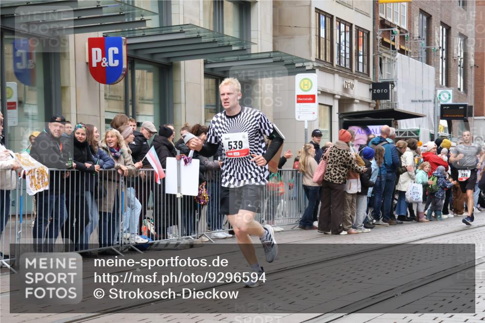 05.10.2025 - 20. swb-Marathon Bremen Strokosch-Dieckow http://msf.ph/oto/9296594 05.10.2025 13:02:37 Ziel 45, 288, 539, 2036, 2141, 2585, 2939, 3054, 3197, 3381, 4274, 4629, 7675, 45, 288, 539, 2036, 2141, 2585, 2939, 3054, 3197, 3381, 4274, 4629, 7675 meine-sportfotos.de