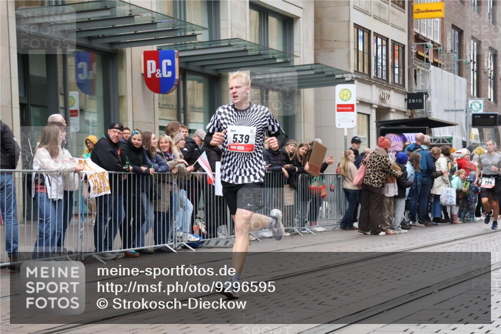 05.10.2025 - 20. swb-Marathon Bremen Strokosch-Dieckow http://msf.ph/oto/9296595 05.10.2025 13:02:38 Ziel 45, 288, 539, 2036, 2141, 2585, 2939, 3054, 3197, 3381, 4274, 4629, 7675, 45, 288, 539, 2036, 2141, 2585, 2939, 3054, 3197, 3381, 4274, 4629, 7675 meine-sportfotos.de