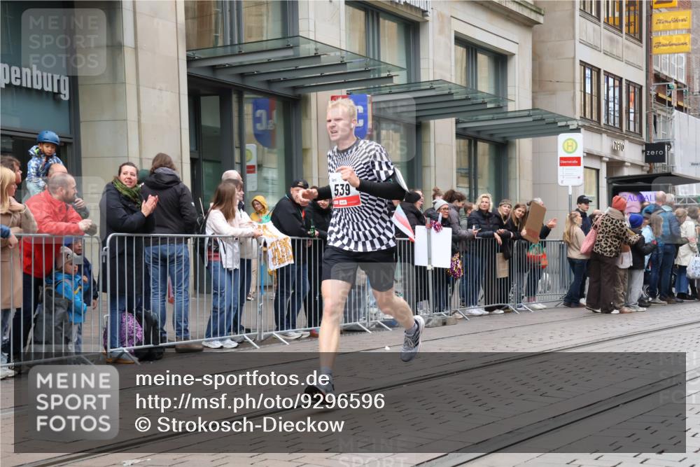 05.10.2025 - 20. swb-Marathon Bremen Strokosch-Dieckow http://msf.ph/oto/9296596 05.10.2025 13:02:38 Ziel 45, 288, 539, 2036, 2141, 2585, 2939, 3054, 3197, 3381, 4274, 4629, 7675, 45, 288, 539, 2036, 2141, 2585, 2939, 3054, 3197, 3381, 4274, 4629, 7675 meine-sportfotos.de