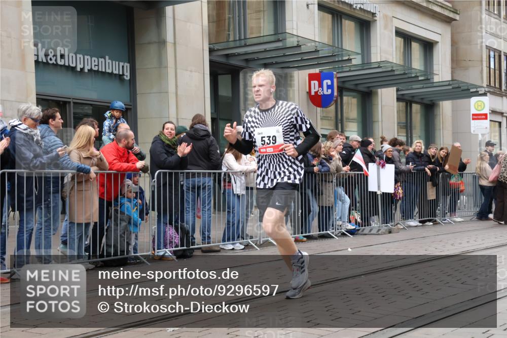05.10.2025 - 20. swb-Marathon Bremen Strokosch-Dieckow http://msf.ph/oto/9296597 05.10.2025 13:02:38 Ziel 45, 288, 539, 2036, 2141, 2585, 2939, 3054, 3197, 3381, 4274, 4629, 7675, 45, 288, 539, 2036, 2141, 2585, 2939, 3054, 3197, 3381, 4274, 4629, 7675 meine-sportfotos.de