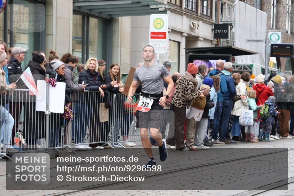 05.10.2025 - 20. swb-Marathon Bremen Strokosch-Dieckow http://msf.ph/oto/9296598 05.10.2025 13:02:40 Ziel 45, 288, 539, 2036, 2141, 2585, 2939, 3197, 3381, 4629, 7675, 45, 288, 539, 2036, 2141, 2585, 2939, 3197, 3381, 4629, 7675 meine-sportfotos.de