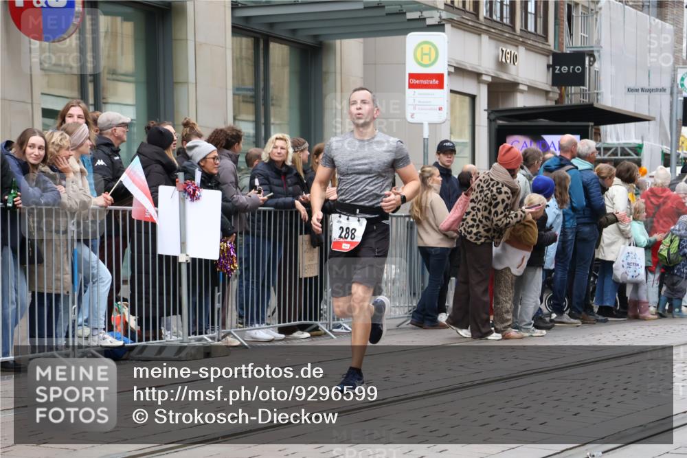 05.10.2025 - 20. swb-Marathon Bremen Strokosch-Dieckow http://msf.ph/oto/9296599 05.10.2025 13:02:40 Ziel 45, 288, 539, 2036, 2141, 2585, 2939, 3197, 3381, 4629, 7675, 45, 288, 539, 2036, 2141, 2585, 2939, 3197, 3381, 4629, 7675 meine-sportfotos.de