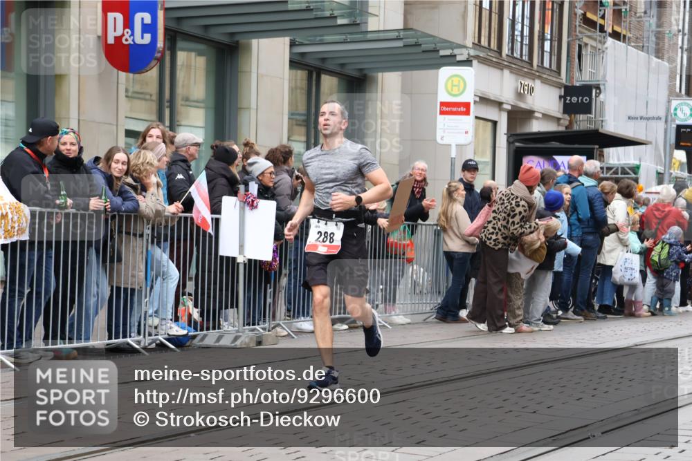 05.10.2025 - 20. swb-Marathon Bremen Strokosch-Dieckow http://msf.ph/oto/9296600 05.10.2025 13:02:41 Ziel 45, 288, 539, 2036, 2141, 2585, 2939, 3197, 3381, 4629, 7675, 45, 288, 539, 2036, 2141, 2585, 2939, 3197, 3381, 4629, 7675 meine-sportfotos.de