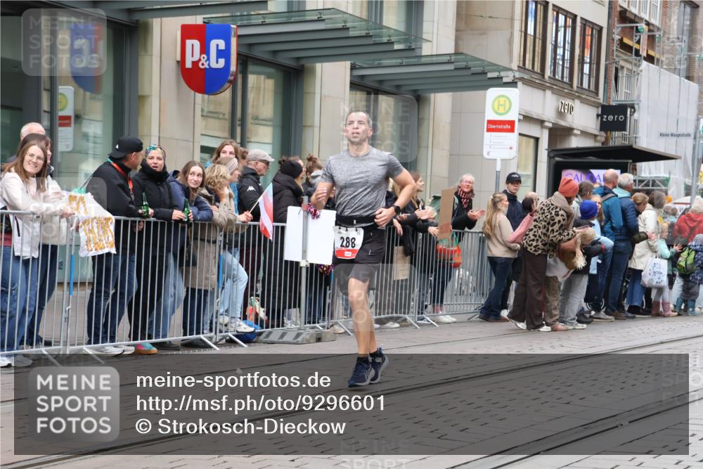 05.10.2025 - 20. swb-Marathon Bremen Strokosch-Dieckow http://msf.ph/oto/9296601 05.10.2025 13:02:41 Ziel 45, 288, 539, 2036, 2141, 2585, 2939, 3197, 3381, 4629, 7675, 45, 288, 539, 2036, 2141, 2585, 2939, 3197, 3381, 4629, 7675 meine-sportfotos.de