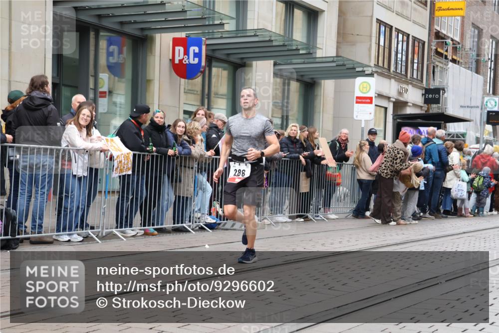 05.10.2025 - 20. swb-Marathon Bremen Strokosch-Dieckow http://msf.ph/oto/9296602 05.10.2025 13:02:41 Ziel 45, 288, 539, 2036, 2141, 2585, 2939, 3197, 3381, 4629, 7675, 45, 288, 539, 2036, 2141, 2585, 2939, 3197, 3381, 4629, 7675 meine-sportfotos.de