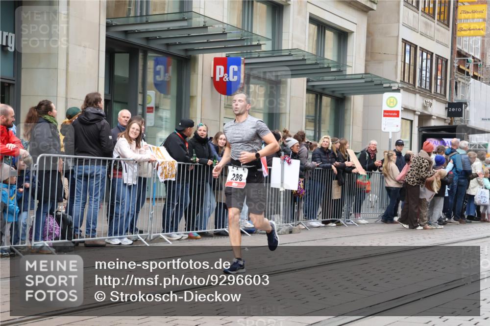 05.10.2025 - 20. swb-Marathon Bremen Strokosch-Dieckow http://msf.ph/oto/9296603 05.10.2025 13:02:41 Ziel 45, 288, 539, 2036, 2141, 2585, 2939, 3197, 3381, 4629, 7675, 45, 288, 539, 2036, 2141, 2585, 2939, 3197, 3381, 4629, 7675 meine-sportfotos.de