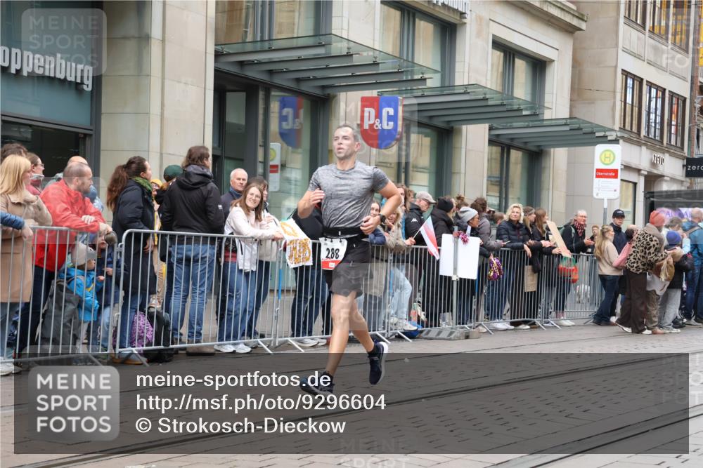 05.10.2025 - 20. swb-Marathon Bremen Strokosch-Dieckow http://msf.ph/oto/9296604 05.10.2025 13:02:42 Ziel 45, 288, 539, 2036, 2141, 2585, 2939, 3197, 3381, 4629, 5831, 7675, 45, 288, 539, 2036, 2141, 2585, 2939, 3197, 3381, 4629, 5831, 7675 meine-sportfotos.de
