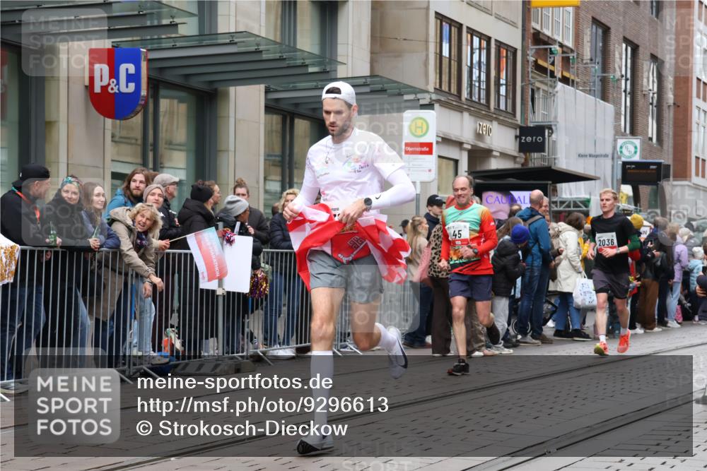05.10.2025 - 20. swb-Marathon Bremen Strokosch-Dieckow http://msf.ph/oto/9296613 05.10.2025 13:02:47 Ziel 45, 288, 2036, 2141, 2585, 2939, 3197, 3381, 4629, 5831, 7526, 7675, 45, 288, 2036, 2141, 2585, 2939, 3197, 3381, 4629, 5831, 7526, 7675 meine-sportfotos.de