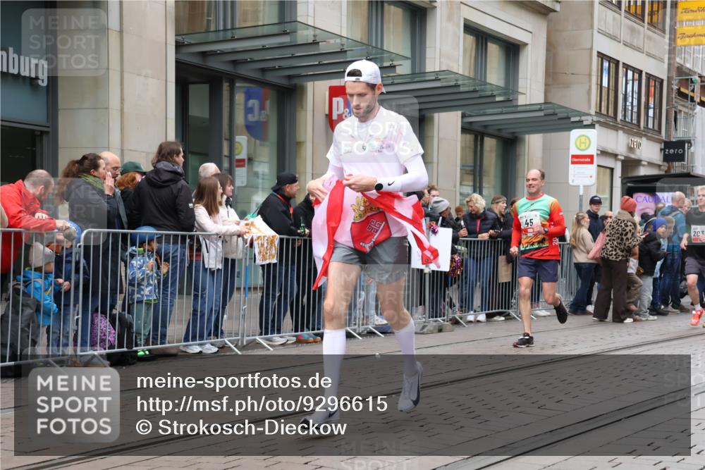 05.10.2025 - 20. swb-Marathon Bremen Strokosch-Dieckow http://msf.ph/oto/9296615 05.10.2025 13:02:48 Ziel 45, 288, 2036, 2141, 2585, 2939, 3197, 3381, 4629, 5831, 7526, 7675, 45, 288, 2036, 2141, 2585, 2939, 3197, 3381, 4629, 5831, 7526, 7675 meine-sportfotos.de