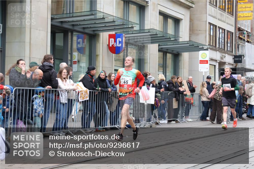 05.10.2025 - 20. swb-Marathon Bremen Strokosch-Dieckow http://msf.ph/oto/9296617 05.10.2025 13:02:48 Ziel 45, 288, 2036, 2141, 2585, 2939, 3197, 3381, 4629, 5831, 7526, 7675, 45, 288, 2036, 2141, 2585, 2939, 3197, 3381, 4629, 5831, 7526, 7675 meine-sportfotos.de