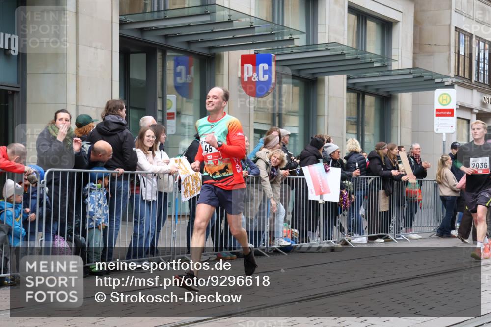 05.10.2025 - 20. swb-Marathon Bremen Strokosch-Dieckow http://msf.ph/oto/9296618 05.10.2025 13:02:49 Ziel 45, 288, 2036, 2141, 2585, 2939, 3197, 3381, 4629, 5831, 7526, 7675, 45, 288, 2036, 2141, 2585, 2939, 3197, 3381, 4629, 5831, 7526, 7675 meine-sportfotos.de