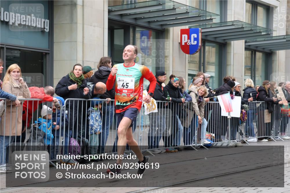 05.10.2025 - 20. swb-Marathon Bremen Strokosch-Dieckow http://msf.ph/oto/9296619 05.10.2025 13:02:49 Ziel 45, 288, 2036, 2141, 2585, 2939, 3197, 3381, 4629, 5831, 7526, 7675, 45, 288, 2036, 2141, 2585, 2939, 3197, 3381, 4629, 5831, 7526, 7675 meine-sportfotos.de