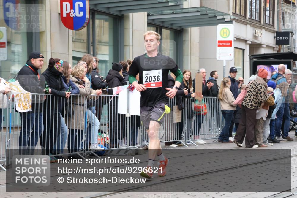 05.10.2025 - 20. swb-Marathon Bremen Strokosch-Dieckow http://msf.ph/oto/9296621 05.10.2025 13:02:50 Ziel 45, 2036, 2141, 2585, 2939, 3197, 3381, 4629, 5831, 7526, 7675, 45, 2036, 2141, 2585, 2939, 3197, 3381, 4629, 5831, 7526, 7675 meine-sportfotos.de