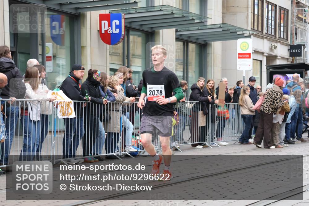 05.10.2025 - 20. swb-Marathon Bremen Strokosch-Dieckow http://msf.ph/oto/9296622 05.10.2025 13:02:50 Ziel 45, 2036, 2141, 2585, 2939, 3197, 3381, 4629, 5831, 7526, 7675, 45, 2036, 2141, 2585, 2939, 3197, 3381, 4629, 5831, 7526, 7675 meine-sportfotos.de