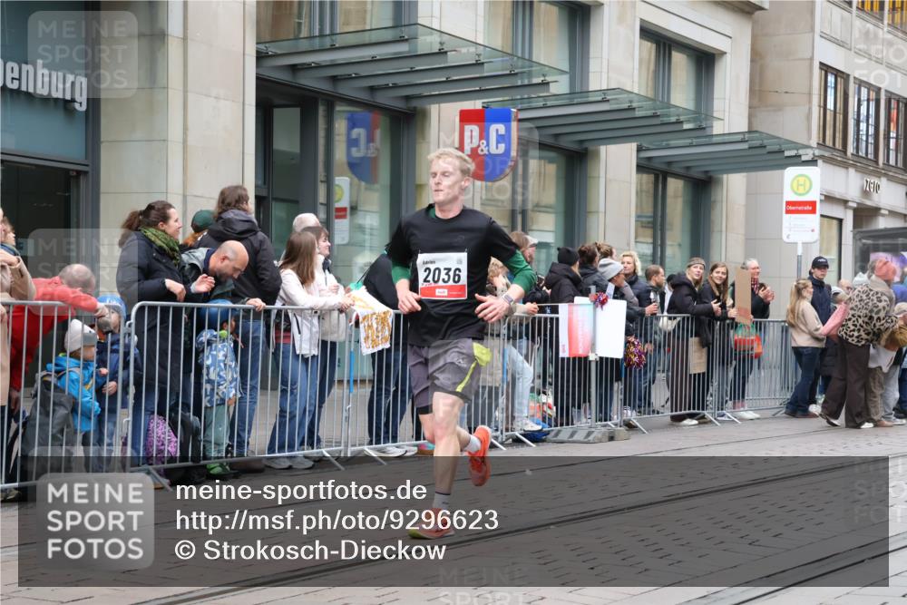 05.10.2025 - 20. swb-Marathon Bremen Strokosch-Dieckow http://msf.ph/oto/9296623 05.10.2025 13:02:51 Ziel 45, 2036, 2141, 2939, 3197, 4629, 5831, 7526, 7675, 45, 2036, 2141, 2939, 3197, 4629, 5831, 7526, 7675 meine-sportfotos.de