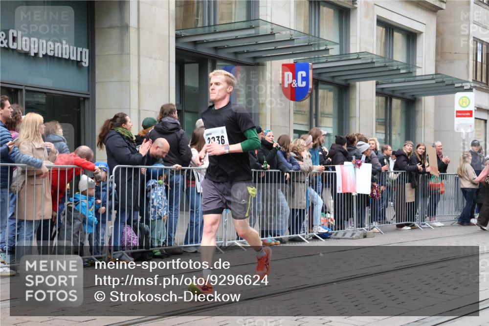 05.10.2025 - 20. swb-Marathon Bremen Strokosch-Dieckow http://msf.ph/oto/9296624 05.10.2025 13:02:51 Ziel 45, 2036, 2141, 2939, 3197, 4629, 5831, 7526, 7675, 45, 2036, 2141, 2939, 3197, 4629, 5831, 7526, 7675 meine-sportfotos.de