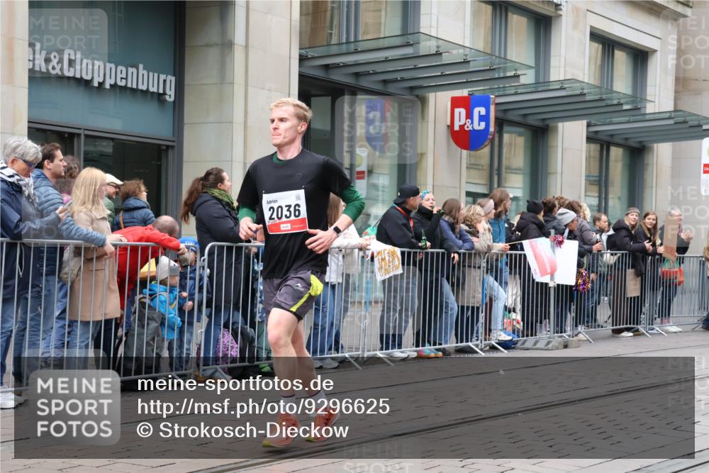 05.10.2025 - 20. swb-Marathon Bremen Strokosch-Dieckow http://msf.ph/oto/9296625 05.10.2025 13:02:52 Ziel 45, 2036, 2141, 2939, 4629, 5831, 7526, 7675, 45, 2036, 2141, 2939, 4629, 5831, 7526, 7675 meine-sportfotos.de