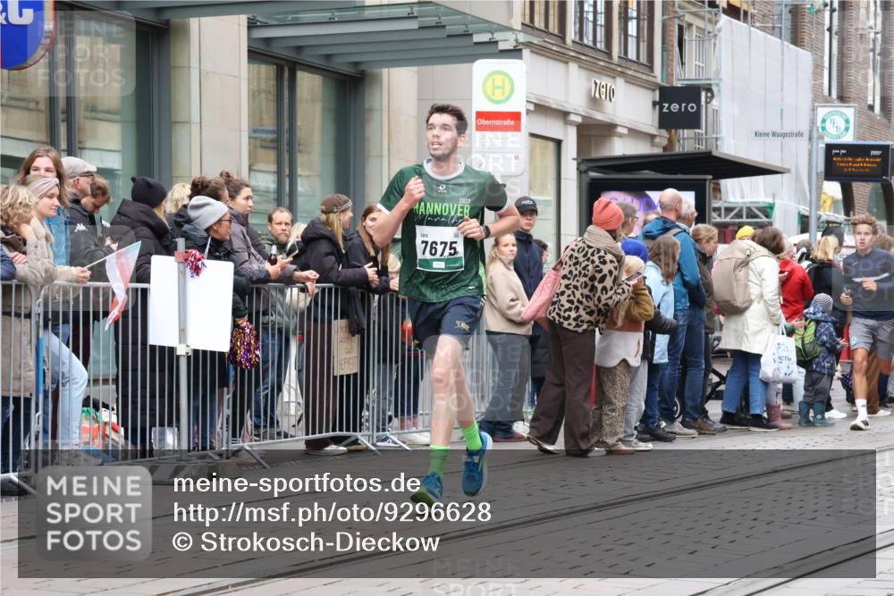 05.10.2025 - 20. swb-Marathon Bremen Strokosch-Dieckow http://msf.ph/oto/9296628 05.10.2025 13:02:54 Ziel 45, 2036, 2141, 2939, 4629, 5831, 7526, 7675, 45, 2036, 2141, 2939, 4629, 5831, 7526, 7675 meine-sportfotos.de