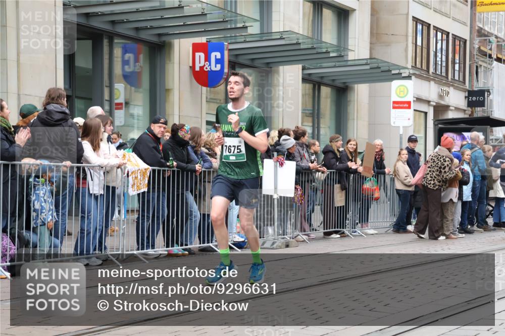 05.10.2025 - 20. swb-Marathon Bremen Strokosch-Dieckow http://msf.ph/oto/9296631 05.10.2025 13:02:55 Ziel 45, 2036, 2141, 2939, 4629, 5831, 7526, 7675, 45, 2036, 2141, 2939, 4629, 5831, 7526, 7675 meine-sportfotos.de