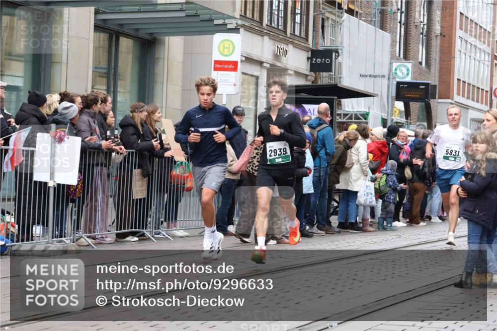 05.10.2025 - 20. swb-Marathon Bremen Strokosch-Dieckow http://msf.ph/oto/9296633 05.10.2025 13:02:57 Ziel 45, 635, 2036, 2141, 2939, 4629, 5831, 7526, 7675, 45, 635, 2036, 2141, 2939, 4629, 5831, 7526, 7675 meine-sportfotos.de
