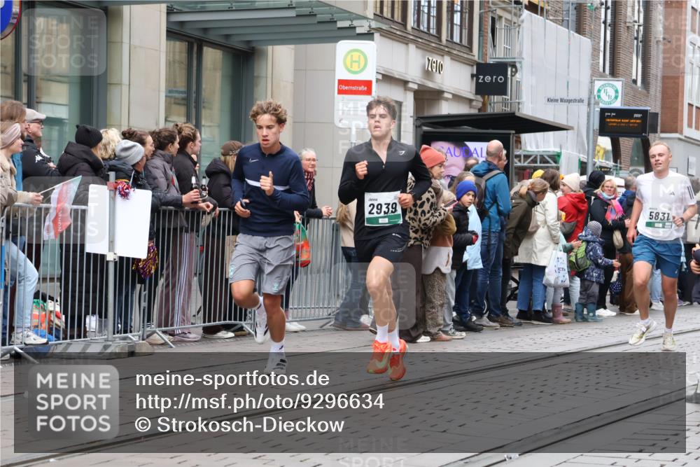 05.10.2025 - 20. swb-Marathon Bremen Strokosch-Dieckow http://msf.ph/oto/9296634 05.10.2025 13:02:57 Ziel 45, 635, 2036, 2141, 2939, 4629, 5831, 7526, 7675, 45, 635, 2036, 2141, 2939, 4629, 5831, 7526, 7675 meine-sportfotos.de