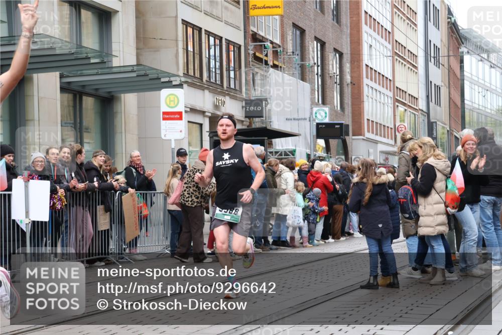 05.10.2025 - 20. swb-Marathon Bremen Strokosch-Dieckow http://msf.ph/oto/9296642 05.10.2025 13:03:16 Ziel 506, 635, 2613, 4617, 4758, 4786, 5588, 6804, 506, 635, 2613, 4617, 4758, 4786, 5588, 6804 meine-sportfotos.de
