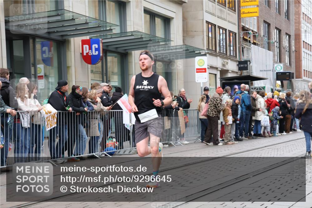 05.10.2025 - 20. swb-Marathon Bremen Strokosch-Dieckow http://msf.ph/oto/9296645 05.10.2025 13:03:17 Ziel 506, 635, 2613, 4617, 4758, 4786, 5588, 6804, 506, 635, 2613, 4617, 4758, 4786, 5588, 6804 meine-sportfotos.de