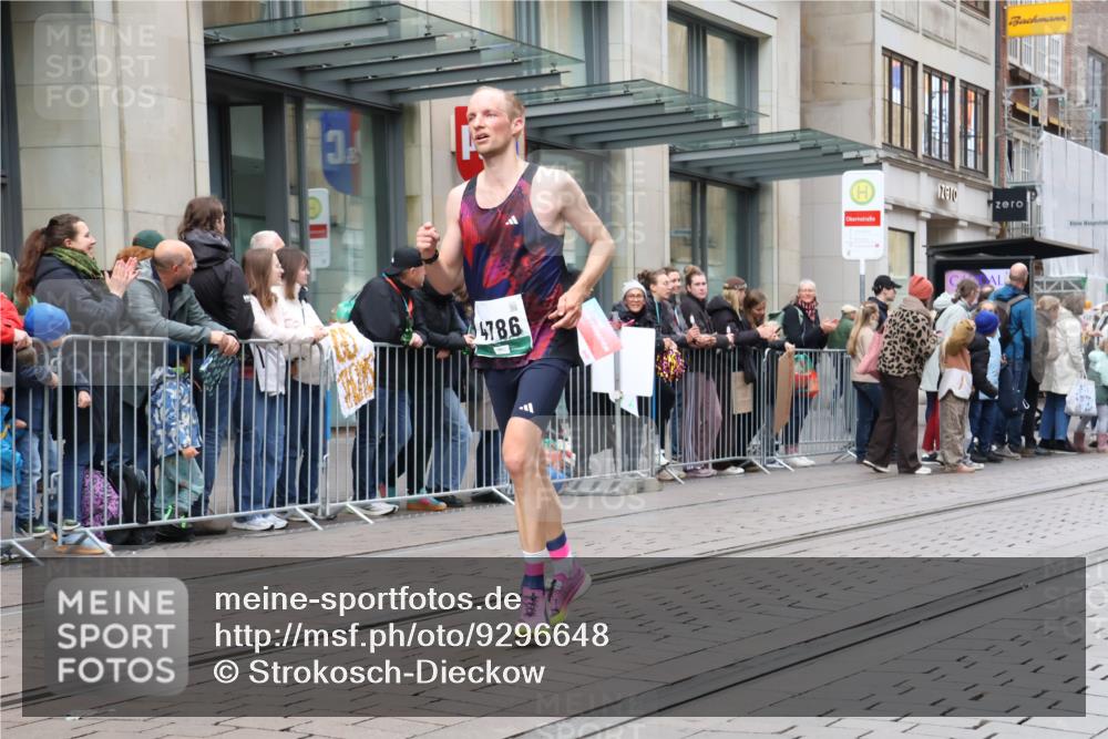 05.10.2025 - 20. swb-Marathon Bremen Strokosch-Dieckow http://msf.ph/oto/9296648 05.10.2025 13:03:21 Ziel 506, 635, 2613, 3061, 3084, 4617, 4758, 4786, 5588, 6804, 506, 635, 2613, 3061, 3084, 4617, 4758, 4786, 5588, 6804 meine-sportfotos.de
