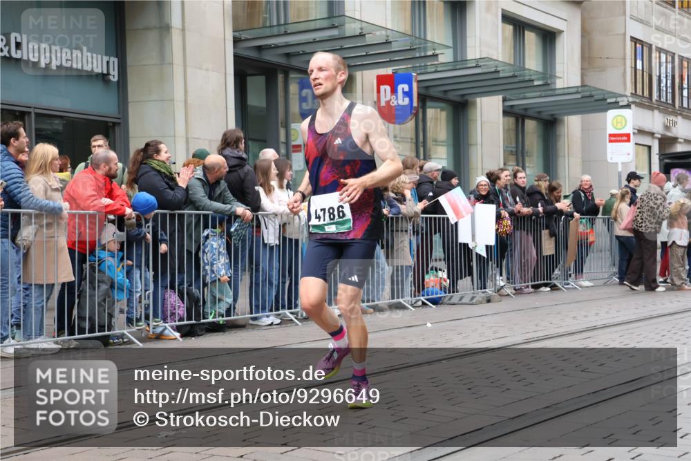 05.10.2025 - 20. swb-Marathon Bremen Strokosch-Dieckow http://msf.ph/oto/9296649 05.10.2025 13:03:22 Ziel 506, 1105, 2613, 3061, 3084, 4617, 4758, 4786, 5588, 6804, 506, 1105, 2613, 3061, 3084, 4617, 4758, 4786, 5588, 6804 meine-sportfotos.de