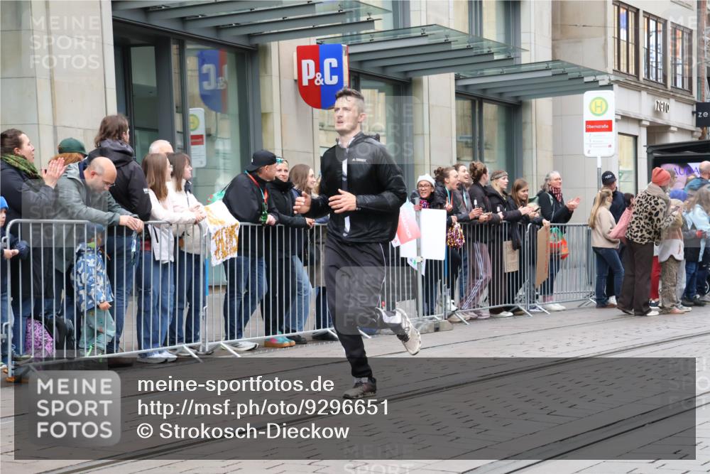 05.10.2025 - 20. swb-Marathon Bremen Strokosch-Dieckow http://msf.ph/oto/9296651 05.10.2025 13:03:27 Ziel 506, 1105, 2613, 3061, 3084, 4215, 4617, 4758, 4786, 5786, 6804, 506, 1105, 2613, 3061, 3084, 4215, 4617, 4758, 4786, 5786, 6804 meine-sportfotos.de