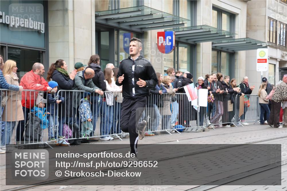 05.10.2025 - 20. swb-Marathon Bremen Strokosch-Dieckow http://msf.ph/oto/9296652 05.10.2025 13:03:27 Ziel 506, 1105, 2613, 3061, 3084, 4215, 4617, 4758, 4786, 5786, 6804, 506, 1105, 2613, 3061, 3084, 4215, 4617, 4758, 4786, 5786, 6804 meine-sportfotos.de