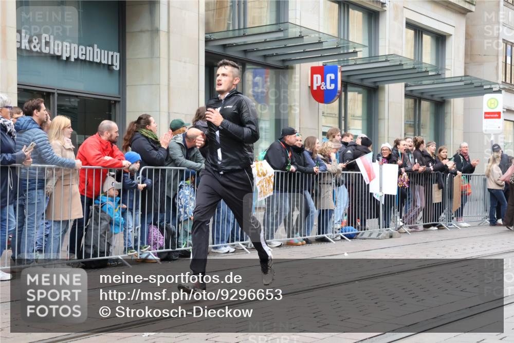 05.10.2025 - 20. swb-Marathon Bremen Strokosch-Dieckow http://msf.ph/oto/9296653 05.10.2025 13:03:28 Ziel 506, 1105, 2613, 3061, 3084, 4215, 4617, 4758, 4786, 5786, 6804, 506, 1105, 2613, 3061, 3084, 4215, 4617, 4758, 4786, 5786, 6804 meine-sportfotos.de