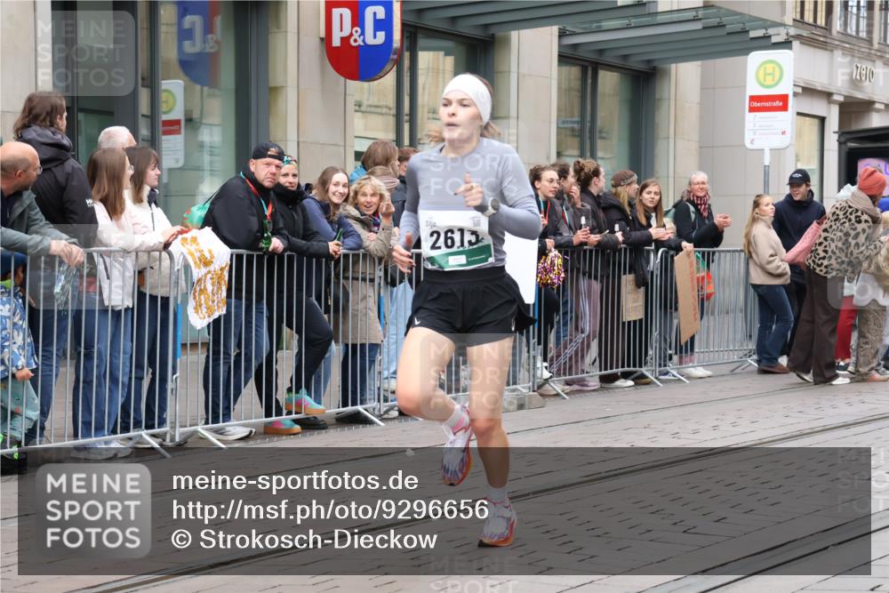 05.10.2025 - 20. swb-Marathon Bremen Strokosch-Dieckow http://msf.ph/oto/9296656 05.10.2025 13:03:29 Ziel 506, 1105, 2613, 3061, 3084, 4215, 4617, 4758, 4786, 5786, 6804, 506, 1105, 2613, 3061, 3084, 4215, 4617, 4758, 4786, 5786, 6804 meine-sportfotos.de
