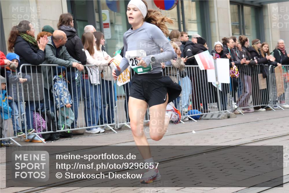 05.10.2025 - 20. swb-Marathon Bremen Strokosch-Dieckow http://msf.ph/oto/9296657 05.10.2025 13:03:29 Ziel 506, 1105, 2613, 3061, 3084, 4215, 4617, 4758, 4786, 5786, 6804, 506, 1105, 2613, 3061, 3084, 4215, 4617, 4758, 4786, 5786, 6804 meine-sportfotos.de