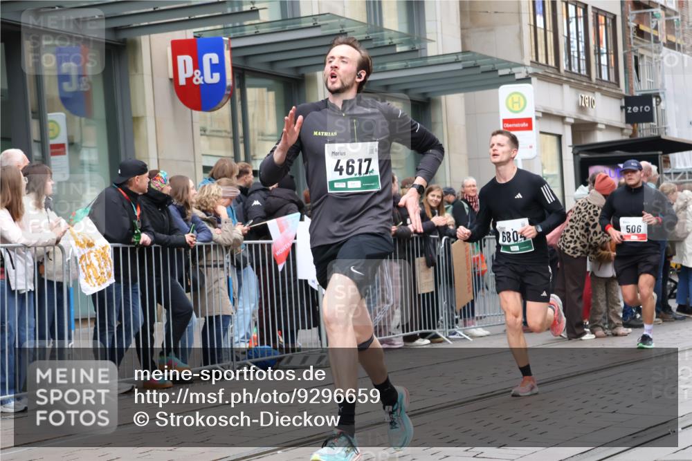 05.10.2025 - 20. swb-Marathon Bremen Strokosch-Dieckow http://msf.ph/oto/9296659 05.10.2025 13:03:31 Ziel 506, 1105, 2472, 3061, 3084, 4215, 4617, 4758, 5786, 6804, 7070, 506, 1105, 2472, 3061, 3084, 4215, 4617, 4758, 5786, 6804, 7070 meine-sportfotos.de