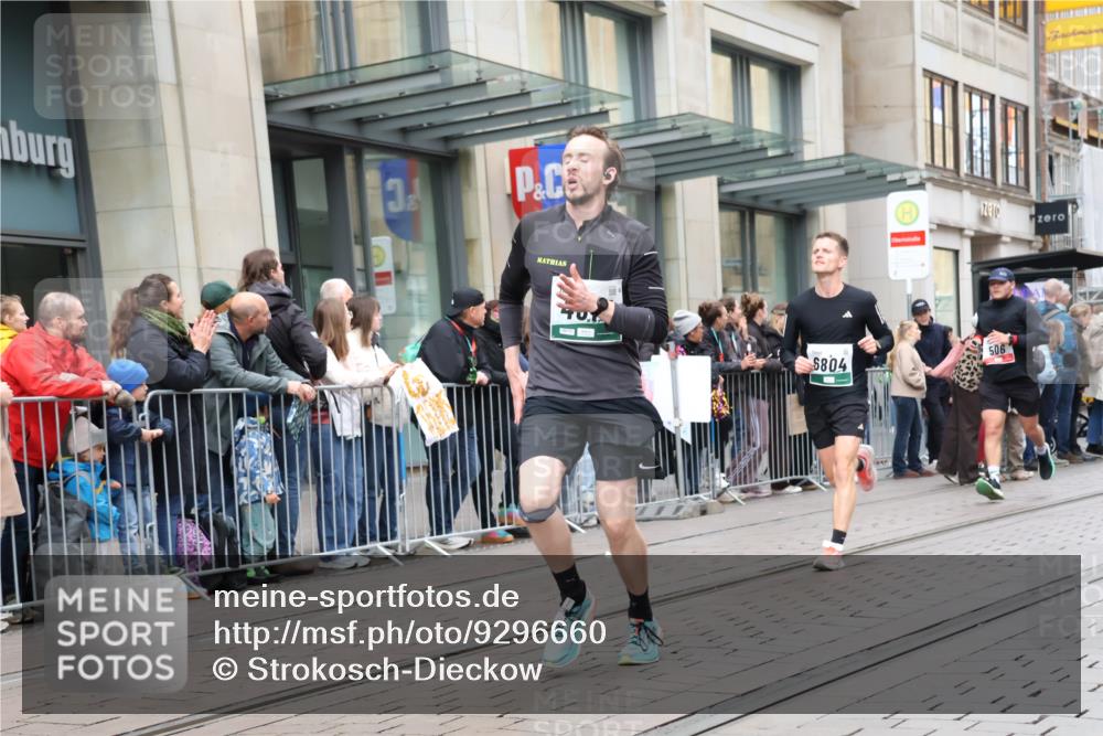 05.10.2025 - 20. swb-Marathon Bremen Strokosch-Dieckow http://msf.ph/oto/9296660 05.10.2025 13:03:32 Ziel 506, 1105, 2472, 3061, 3084, 4215, 4617, 4758, 5786, 6804, 7070, 8013, 506, 1105, 2472, 3061, 3084, 4215, 4617, 4758, 5786, 6804, 7070, 8013 meine-sportfotos.de