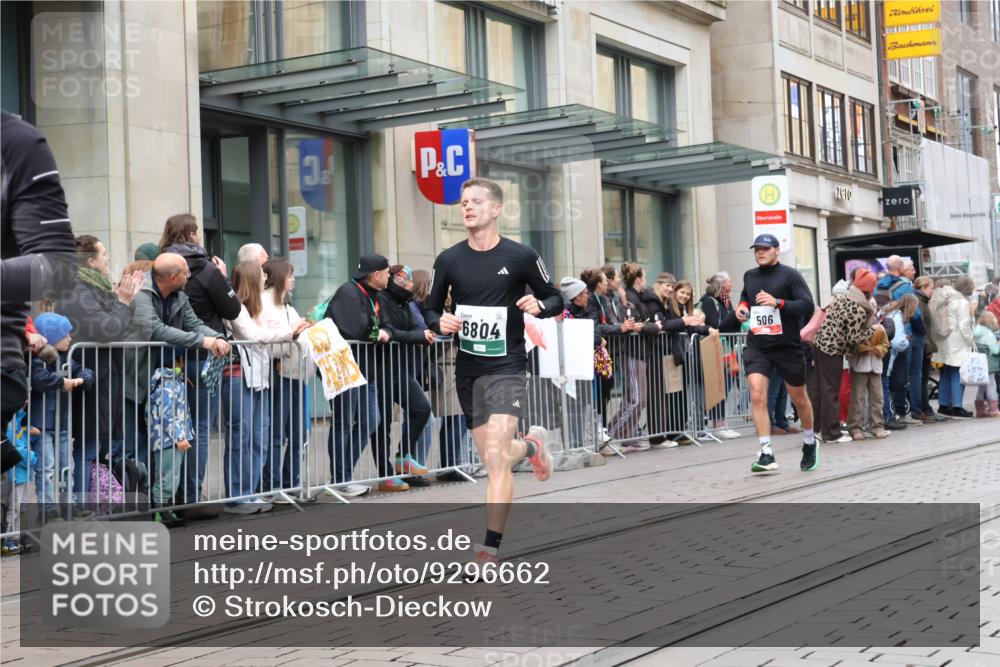 05.10.2025 - 20. swb-Marathon Bremen Strokosch-Dieckow http://msf.ph/oto/9296662 05.10.2025 13:03:32 Ziel 506, 1105, 2472, 3061, 3084, 4215, 4617, 4758, 5786, 6804, 7070, 8013, 506, 1105, 2472, 3061, 3084, 4215, 4617, 4758, 5786, 6804, 7070, 8013 meine-sportfotos.de
