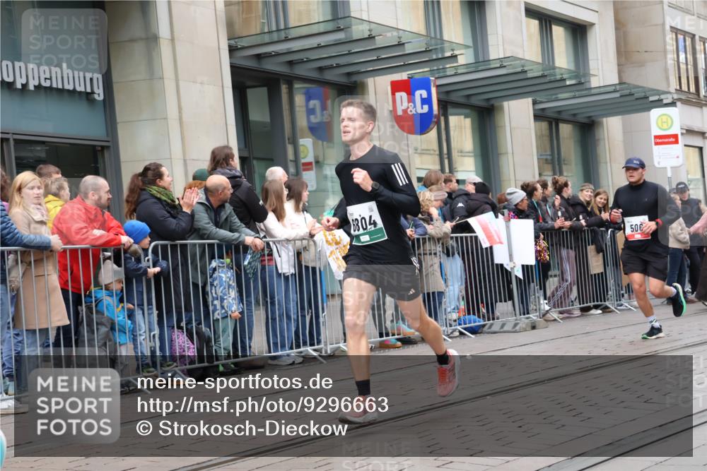 05.10.2025 - 20. swb-Marathon Bremen Strokosch-Dieckow http://msf.ph/oto/9296663 05.10.2025 13:03:32 Ziel 506, 1105, 2472, 3061, 3084, 4215, 4617, 4758, 5786, 6804, 7070, 8013, 506, 1105, 2472, 3061, 3084, 4215, 4617, 4758, 5786, 6804, 7070, 8013 meine-sportfotos.de