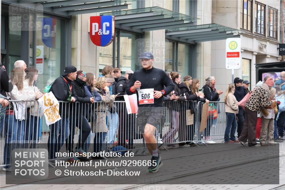 05.10.2025 - 20. swb-Marathon Bremen Strokosch-Dieckow http://msf.ph/oto/9296665 05.10.2025 13:03:33 Ziel 506, 1105, 2472, 3061, 3084, 4215, 4617, 5786, 6804, 7070, 8013, 506, 1105, 2472, 3061, 3084, 4215, 4617, 5786, 6804, 7070, 8013 meine-sportfotos.de