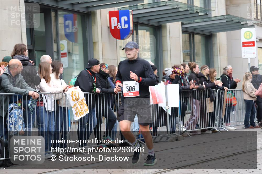 05.10.2025 - 20. swb-Marathon Bremen Strokosch-Dieckow http://msf.ph/oto/9296666 05.10.2025 13:03:34 Ziel 506, 1105, 1652, 2472, 3061, 3084, 4215, 5786, 6804, 7070, 8013, 506, 1105, 1652, 2472, 3061, 3084, 4215, 5786, 6804, 7070, 8013 meine-sportfotos.de