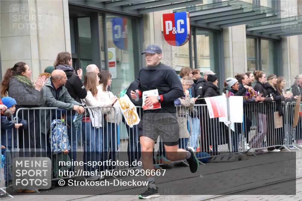 05.10.2025 - 20. swb-Marathon Bremen Strokosch-Dieckow http://msf.ph/oto/9296667 05.10.2025 13:03:34 Ziel 506, 1105, 1652, 2472, 3061, 3084, 4215, 5786, 6804, 7070, 8013, 506, 1105, 1652, 2472, 3061, 3084, 4215, 5786, 6804, 7070, 8013 meine-sportfotos.de