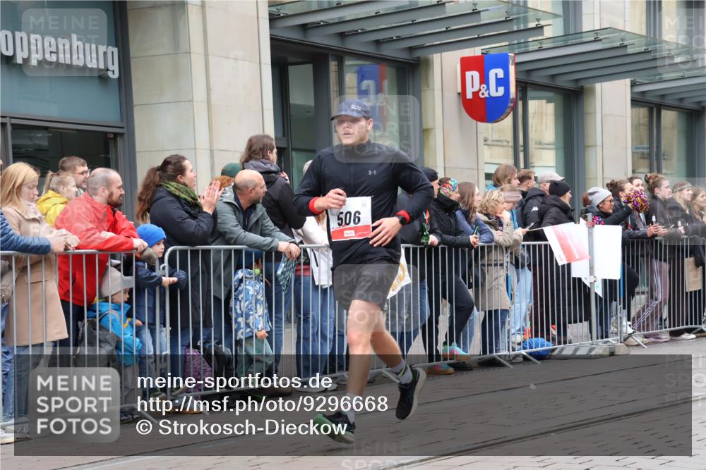 05.10.2025 - 20. swb-Marathon Bremen Strokosch-Dieckow http://msf.ph/oto/9296668 05.10.2025 13:03:34 Ziel 506, 1105, 1652, 2472, 3061, 3084, 4215, 5786, 6804, 7070, 8013, 506, 1105, 1652, 2472, 3061, 3084, 4215, 5786, 6804, 7070, 8013 meine-sportfotos.de