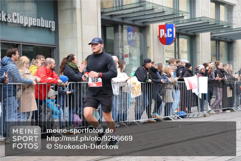 05.10.2025 - 20. swb-Marathon Bremen Strokosch-Dieckow http://msf.ph/oto/9296669 05.10.2025 13:03:34 Ziel 506, 1105, 1652, 2472, 3061, 3084, 4215, 5786, 6804, 7070, 8013, 506, 1105, 1652, 2472, 3061, 3084, 4215, 5786, 6804, 7070, 8013 meine-sportfotos.de