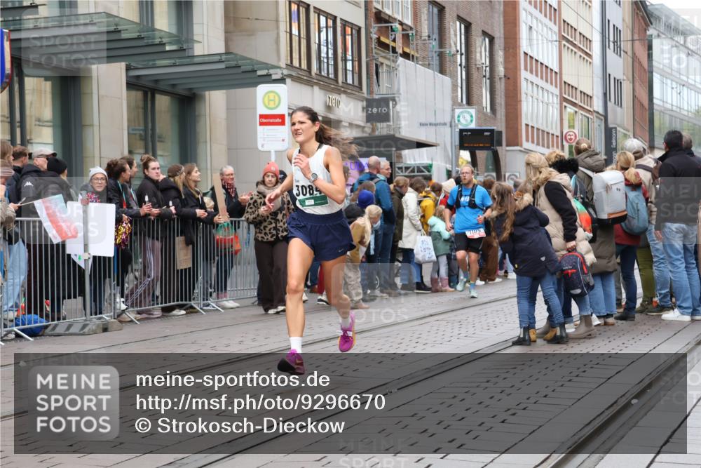 05.10.2025 - 20. swb-Marathon Bremen Strokosch-Dieckow http://msf.ph/oto/9296670 05.10.2025 13:03:36 Ziel 506, 1105, 1652, 2472, 2482, 2656, 3061, 3084, 4215, 5786, 6804, 7070, 8013, 506, 1105, 1652, 2472, 2482, 2656, 3061, 3084, 4215, 5786, 6804, 7070, 8013 meine-sportfotos.de