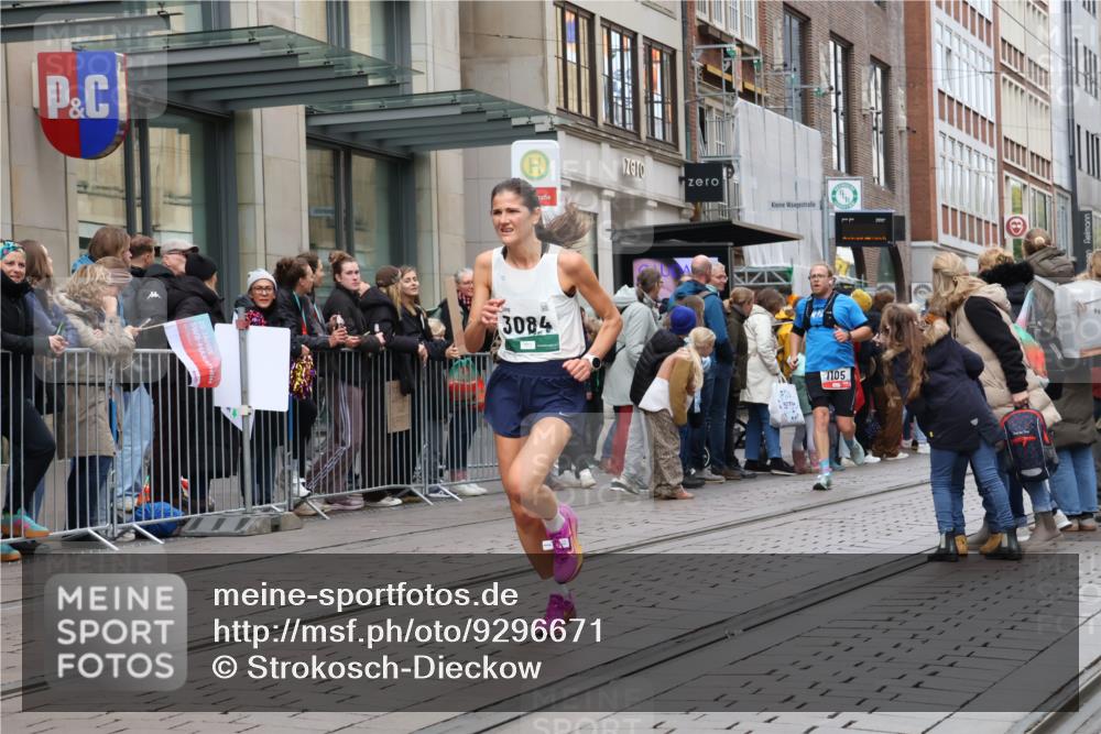 05.10.2025 - 20. swb-Marathon Bremen Strokosch-Dieckow http://msf.ph/oto/9296671 05.10.2025 13:03:36 Ziel 506, 1105, 1652, 2472, 2482, 2656, 3061, 3084, 4215, 5786, 6804, 7070, 8013, 506, 1105, 1652, 2472, 2482, 2656, 3061, 3084, 4215, 5786, 6804, 7070, 8013 meine-sportfotos.de