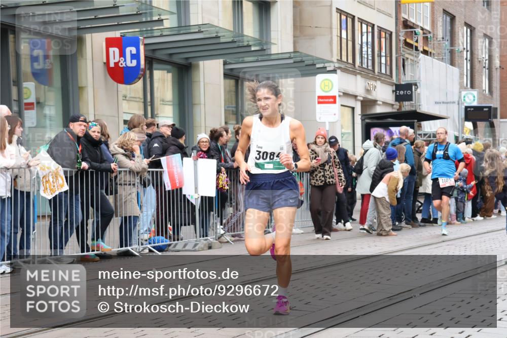 05.10.2025 - 20. swb-Marathon Bremen Strokosch-Dieckow http://msf.ph/oto/9296672 05.10.2025 13:03:37 Ziel 506, 1105, 1652, 2472, 2482, 2656, 3061, 3084, 4215, 5786, 7070, 8013, 506, 1105, 1652, 2472, 2482, 2656, 3061, 3084, 4215, 5786, 7070, 8013 meine-sportfotos.de